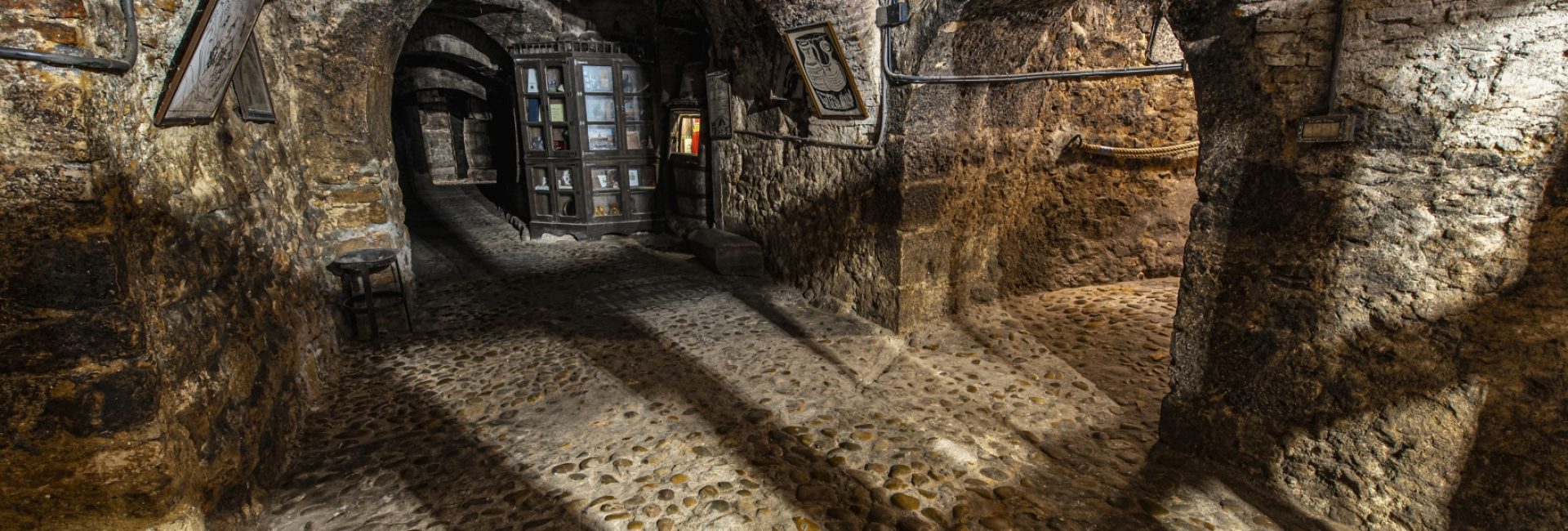 bodega nada mas bajar con armario con recuerdos 2